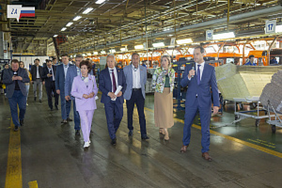 ДЕЛЕГАЦИЯ ДЕПУТАТСКОЙ ГРУППЫ ГОССОВЕТА РТ НА «КАМАЗЕ»