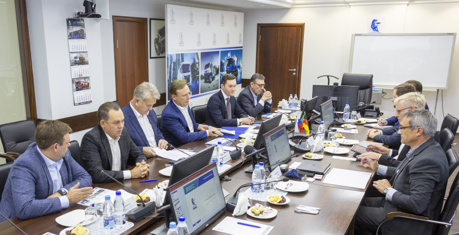 НА «КАМАЗЕ» ПРОШЛИ ПЕРЕГОВОРЫ С ПРЕДСТАВИТЕЛЯМИ ФИРМЫ KUKA